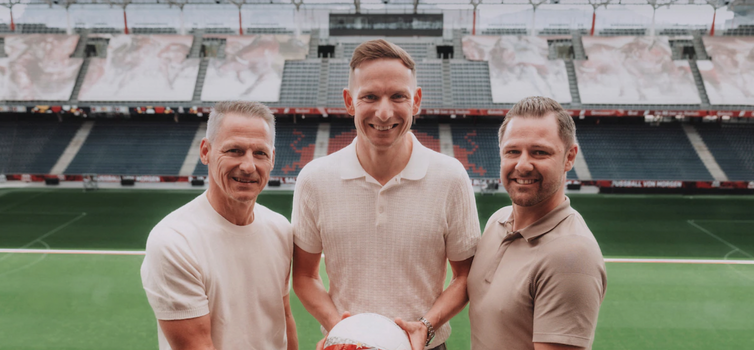 Lijnders (centre) with Red Bull Salzburg CEO Stephan Reiter (left) and Sporting Director Bernhard Seonbuchner (right)